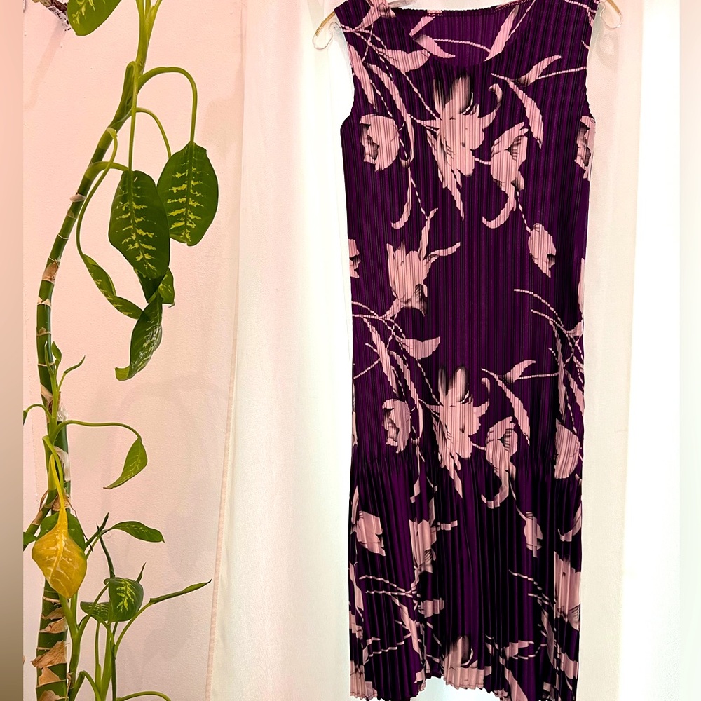 Collection  Dress White/Purple Floral Accordion Pleats Sleeveless Dress Size M